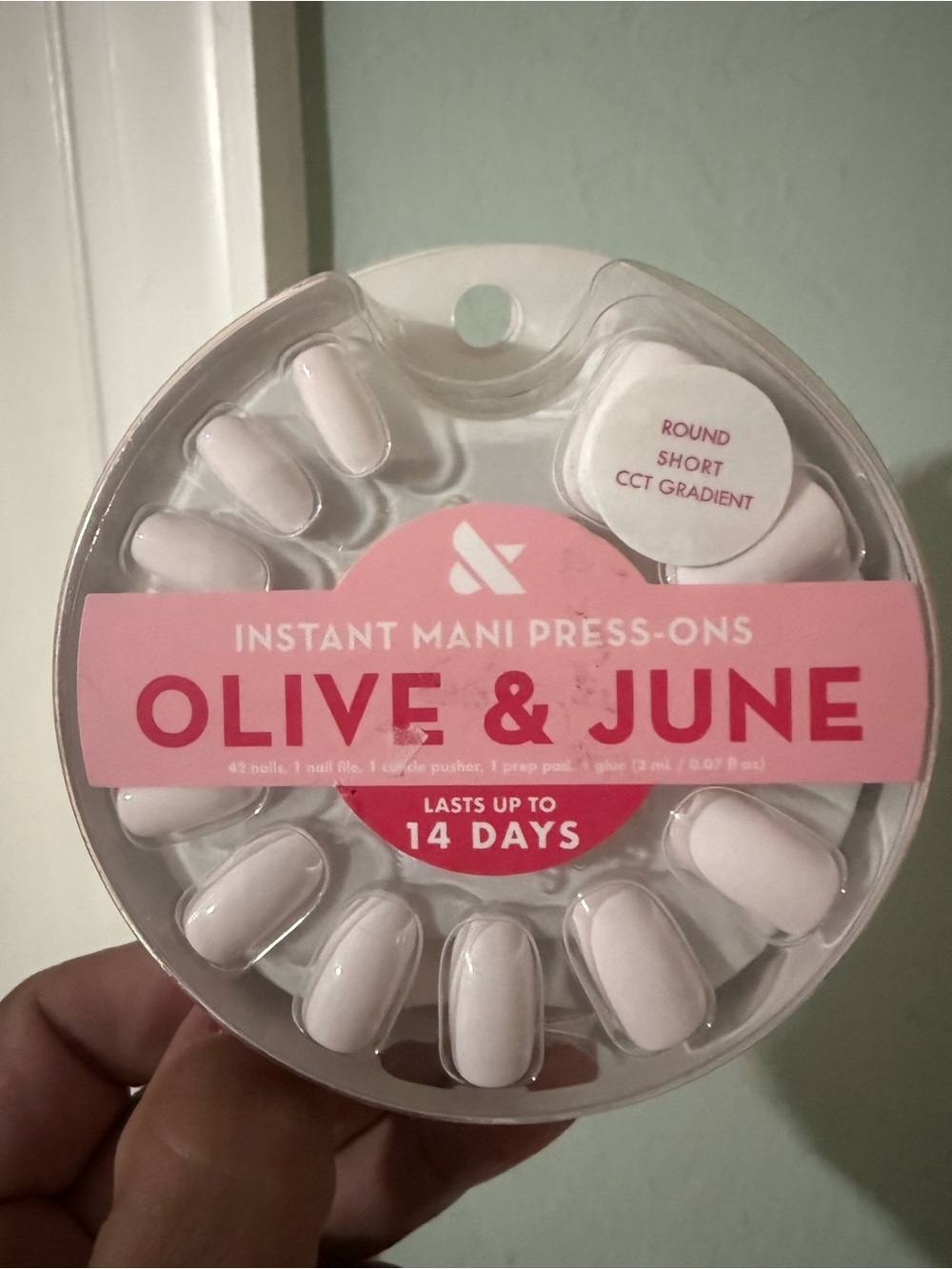Olive & June The Instant Mani Press-On Nails in white
